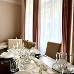 Fashion Street Spacious 2 Bedroom *