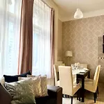 Fashion Street Spacious 2 Bedroom Apartament *