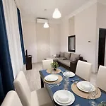 Fashion Street Spacious 2 Bedroom *