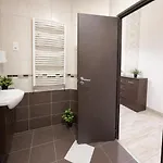 Fashion Street Spacious 2 Bedroom *