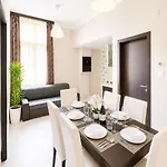 Fashion Street Spacious 2 Bedroom