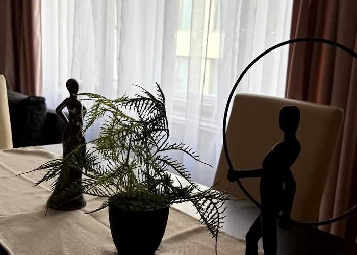 Fashion Street Spacious 2 Bedroom *