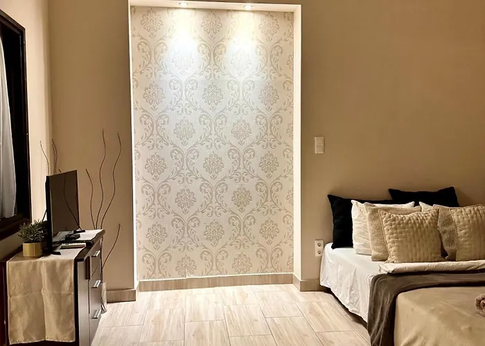 Fashion Street Spacious 2 Bedroom *