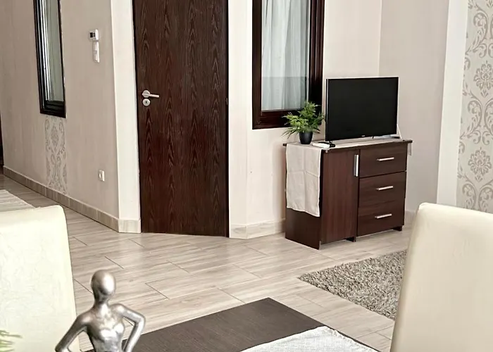 Fashion Street Spacious 2 Bedroom *