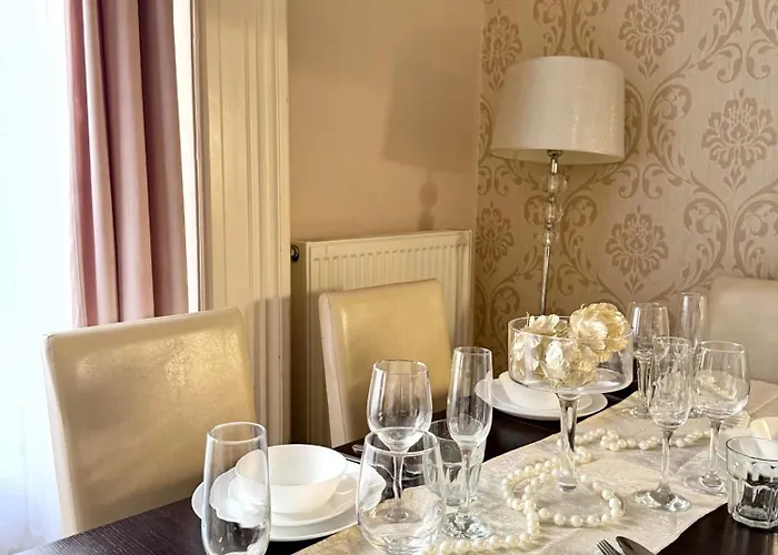 Fashion Street Spacious 2 Bedroom Apartament
