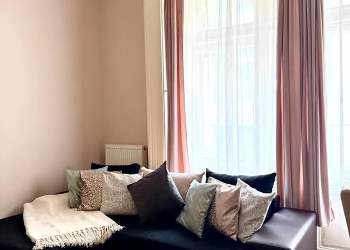 Fashion Street Spacious 2 Bedroom Apartament