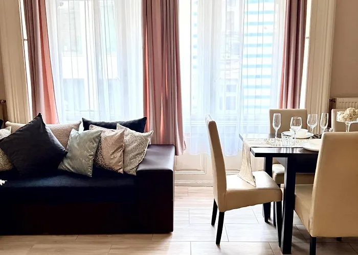Fashion Street Spacious 2 Bedroom Apartament