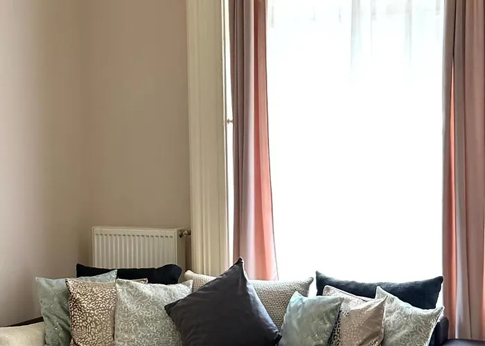 Fashion Street Spacious 2 Bedroom Apartament