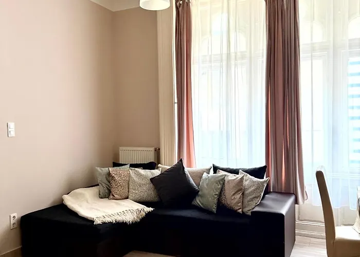 Fashion Street Spacious 2 Bedroom *