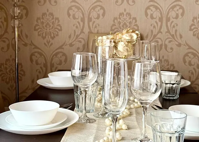 Fashion Street Spacious 2 Bedroom *