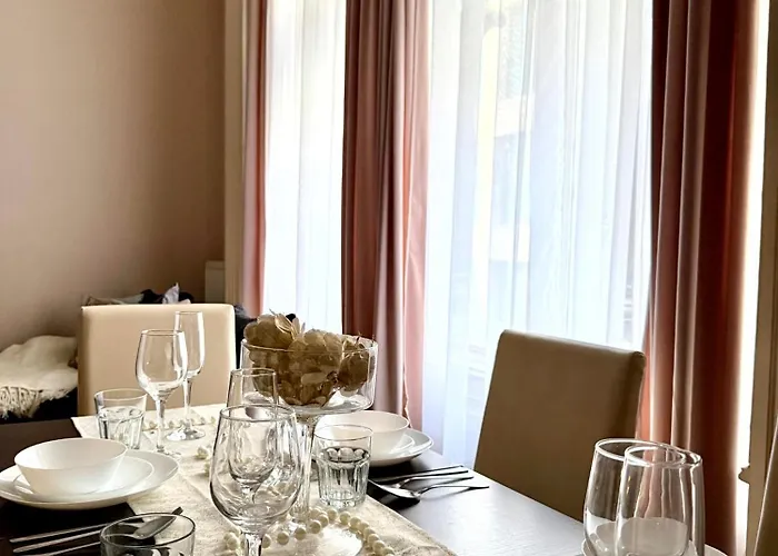Fashion Street Spacious 2 Bedroom *