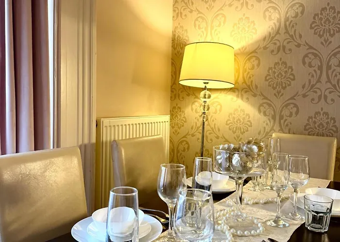 Fashion Street Spacious 2 Bedroom